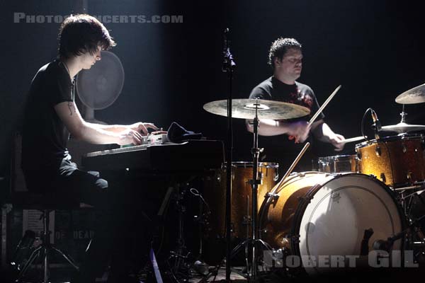 AND YOU WILL KNOW US BY THE TRAIL OF DEAD - 2007-03-11 - PARIS - Trabendo - Jason Patrick Reece - Doni Schroader